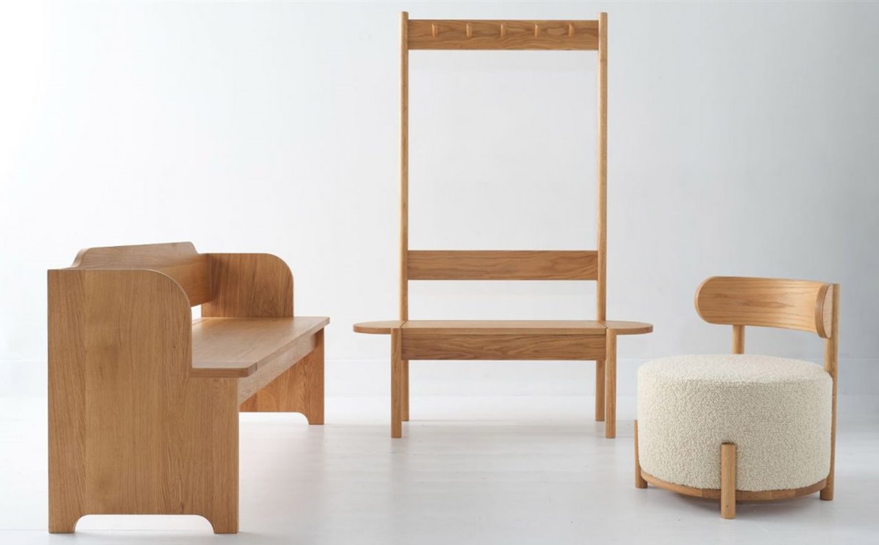 La colección consta de un banco, un perchero con un banco y un almacenamiento de zapatos incluido y una silla que también puede actuar de mesita. 