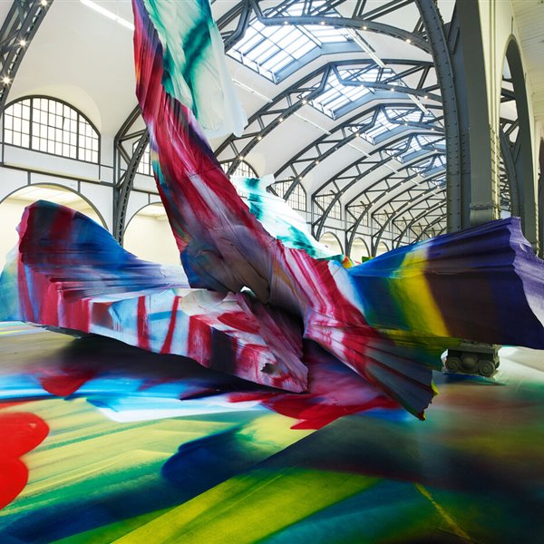 El arte que transforma la Hamburger Bahnhof de Berlín en un mundo caleidoscópico de color