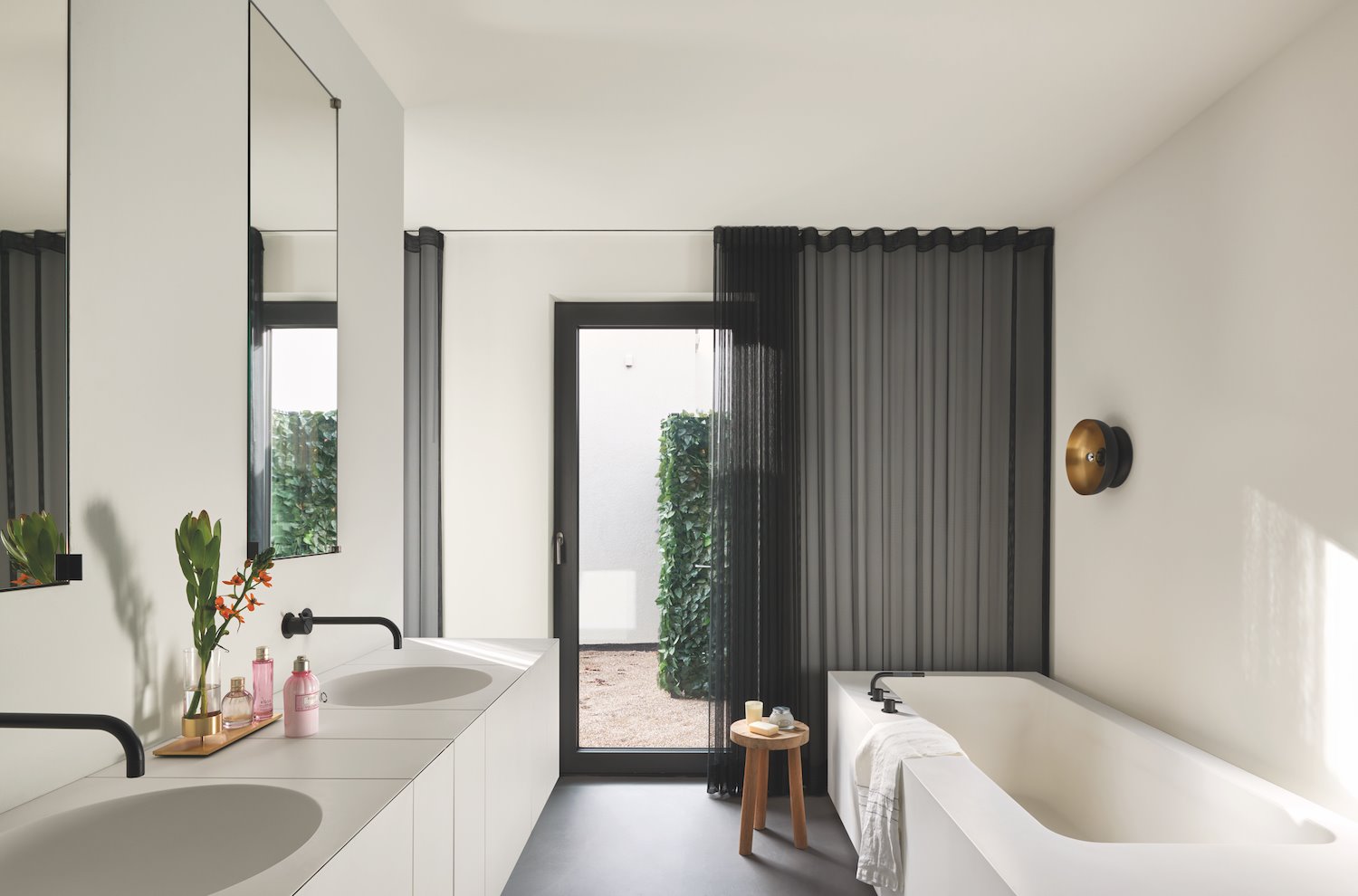 Baño con bañera y ventana hacia la terraza