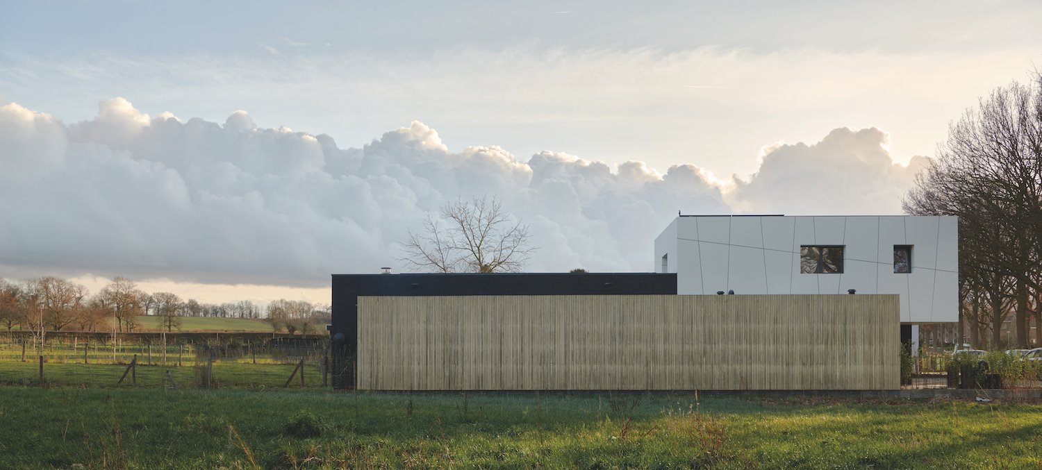 Casa en mitad del campo de hormigón