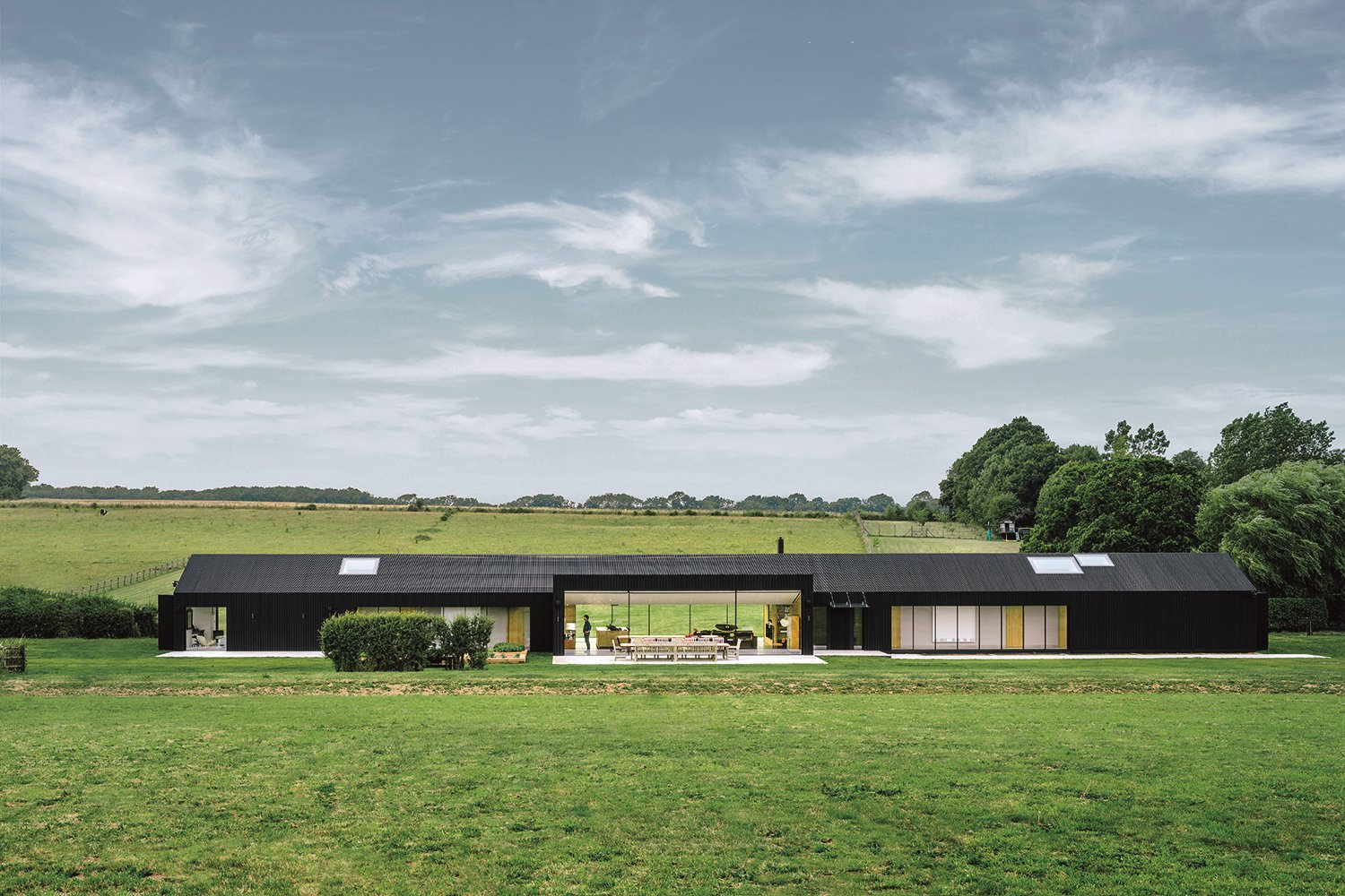 Casa prefabricada alagrada en negro. 