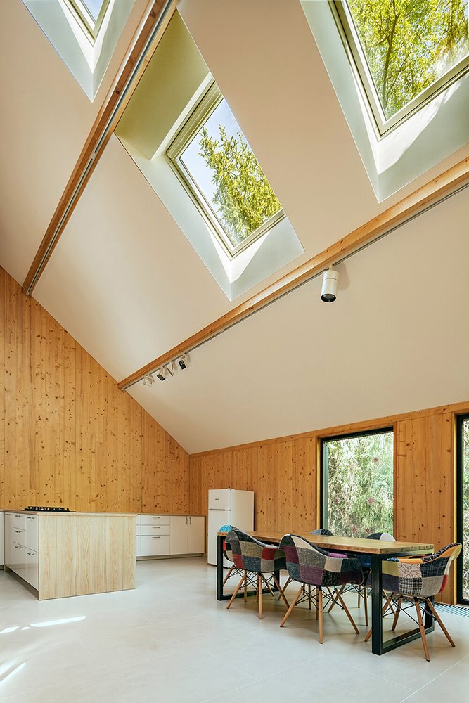 Interior de una casa prefabricada con ventanas en el techo.