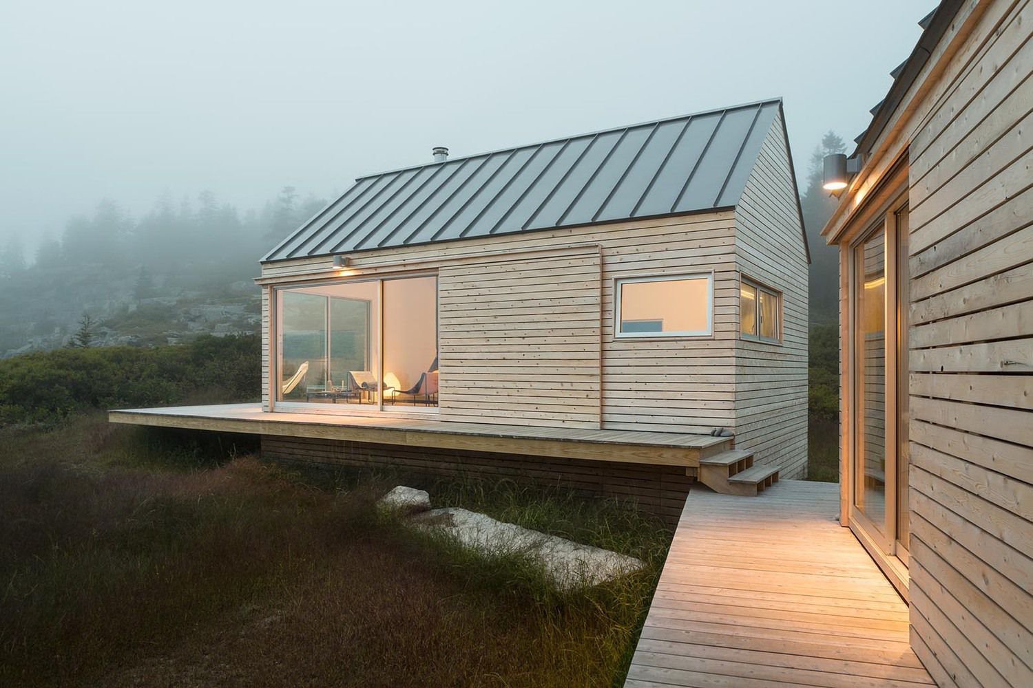 Casa prefabricada de madera con ventanales.