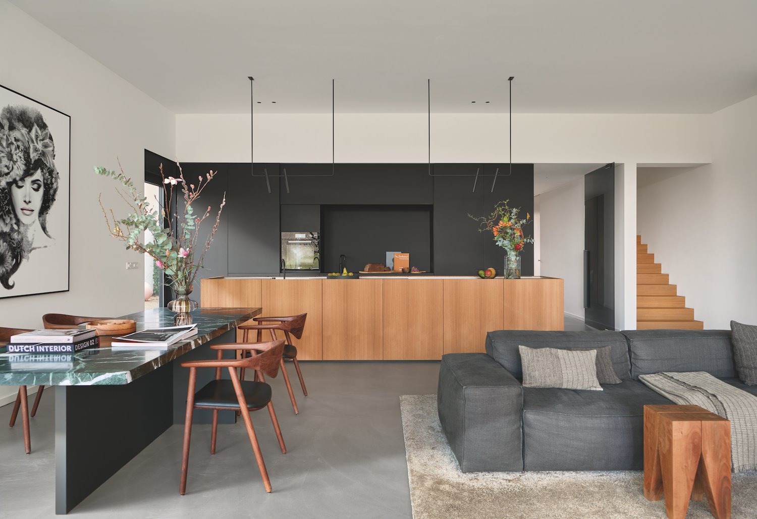 Comedor salon y cocina con muebles de color negro y de piel