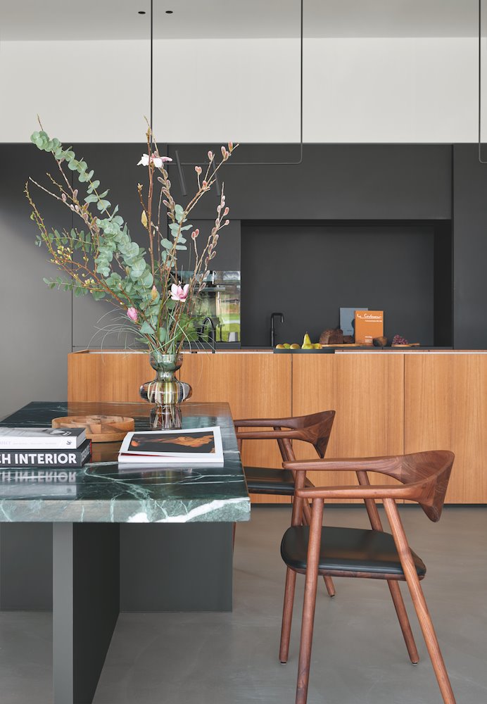 Comedor y cocina con muebles de color negro
