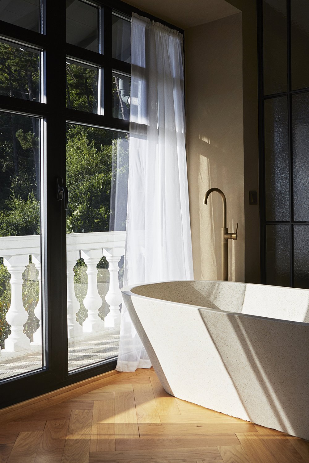 Bañera con vistas a la terraza en una de las habitaciones del hotel mendi arga en san sebastian