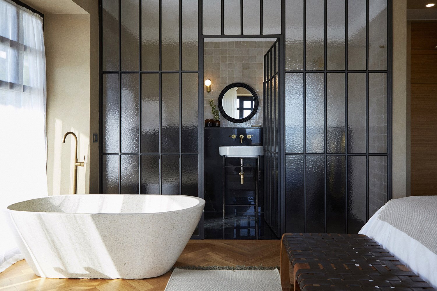 Baño en suite con bañera de una de las habitaciones del hotel mendi arga en san sebastian