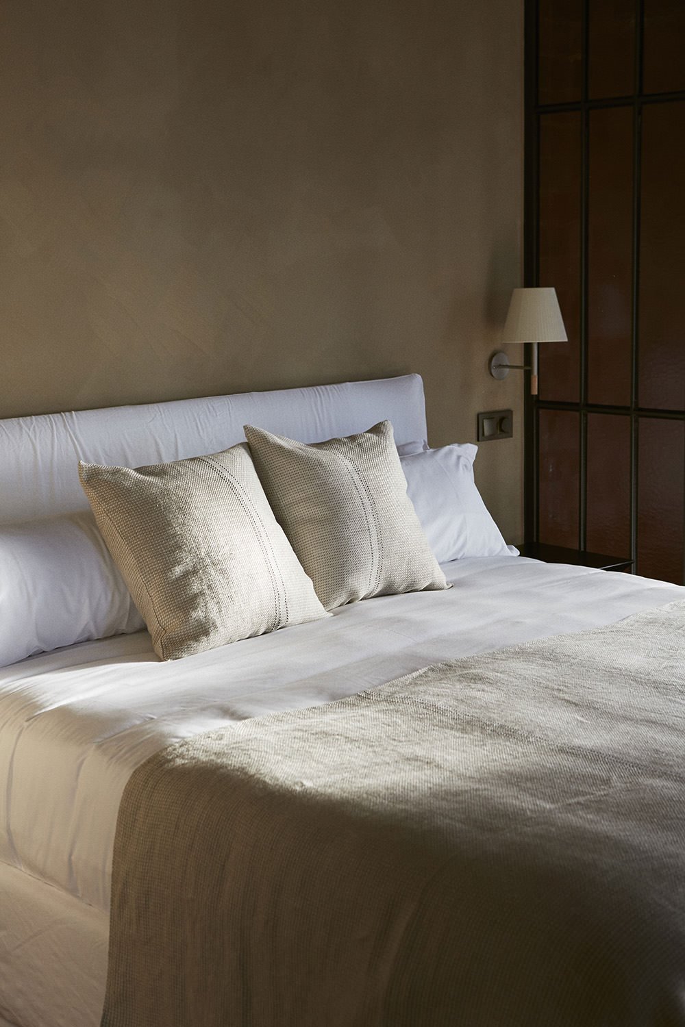 Cama de una de las habitaciones del hotel mendi arga en san sebastian