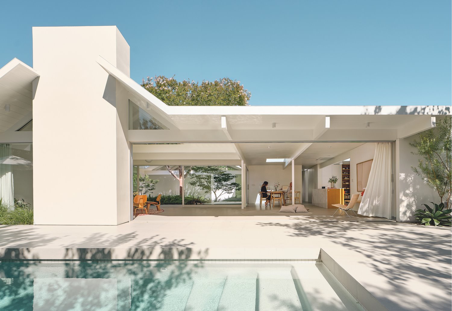 Casa blanca moderna con piscina