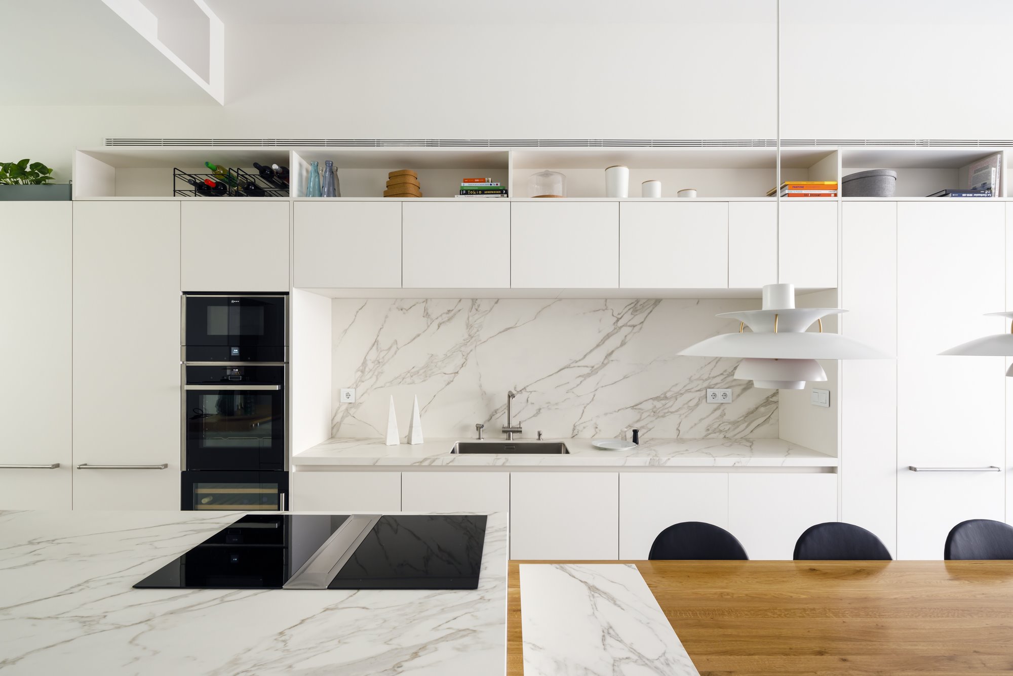Cocina con muebles de color blanco
