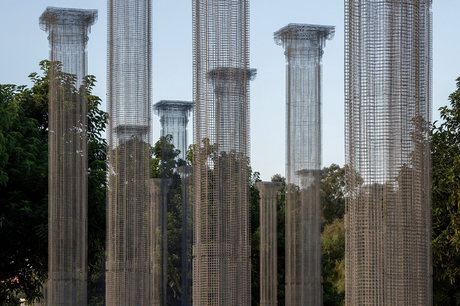 Columnas metalicas por Edoardo Tresoldi en la ciudad siciliana de Reggio Calabria
