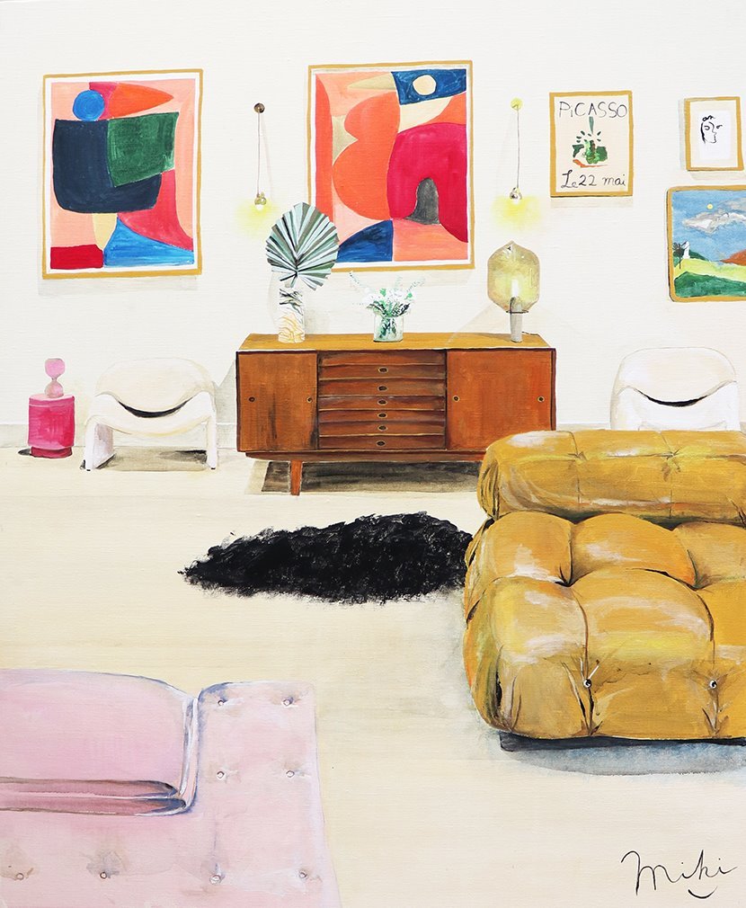 Cuadro con sofa amarillo y mueble midcentury obra de la japonesa Miki Matsuyama