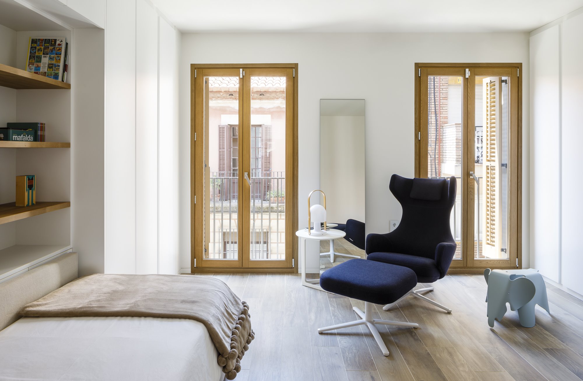 Dormitorio infantil con butaca y elefante de los eames
