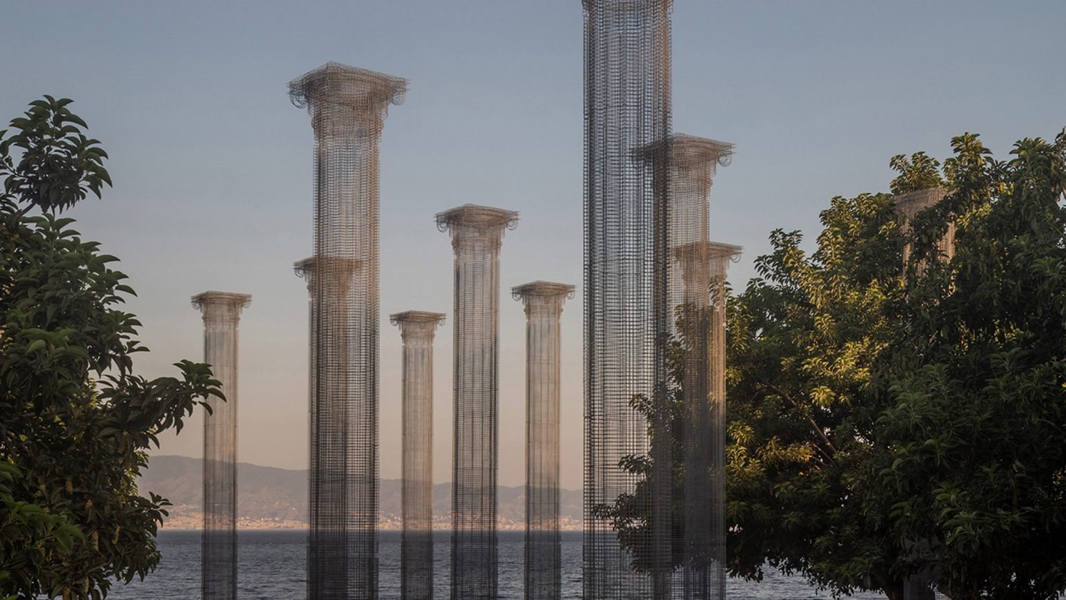 Instalacion artistica con columnas metalicas por Edoardo Tresoldi en la ciudad siciliana de Reggio Calabria