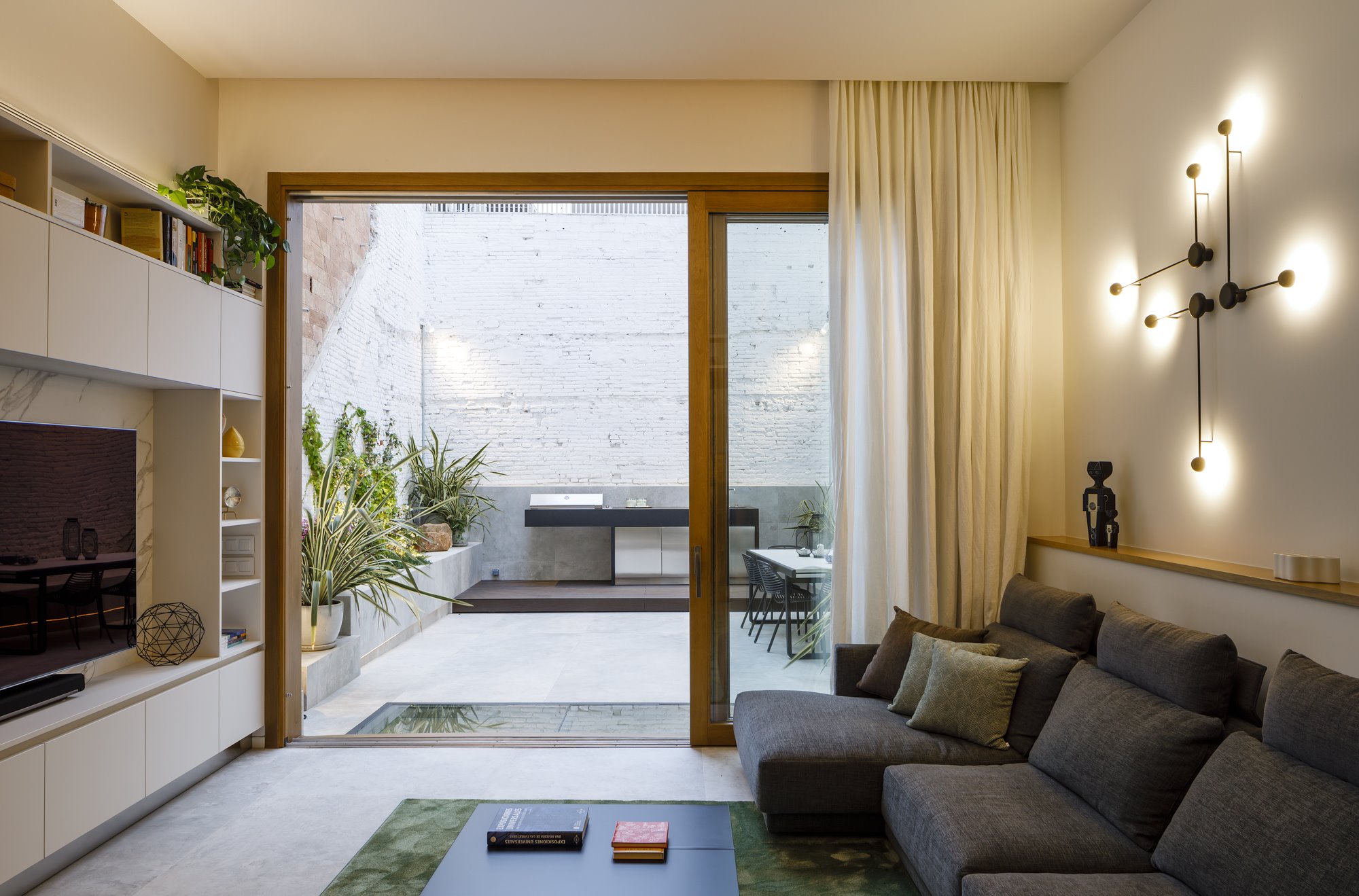 Salon con patio de un atico en Barcelona