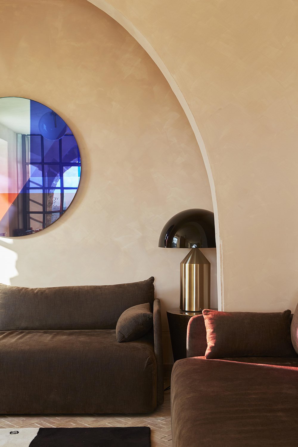 Salon con sofa y obra de arte de Sabine Marcelis del hotel Mendi Arga en San Sebastian