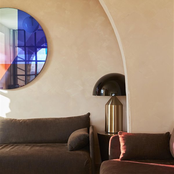 Salon con sofa y obra de arte de Sabine Marcelis del hotel Mendi Arga en San Sebastian