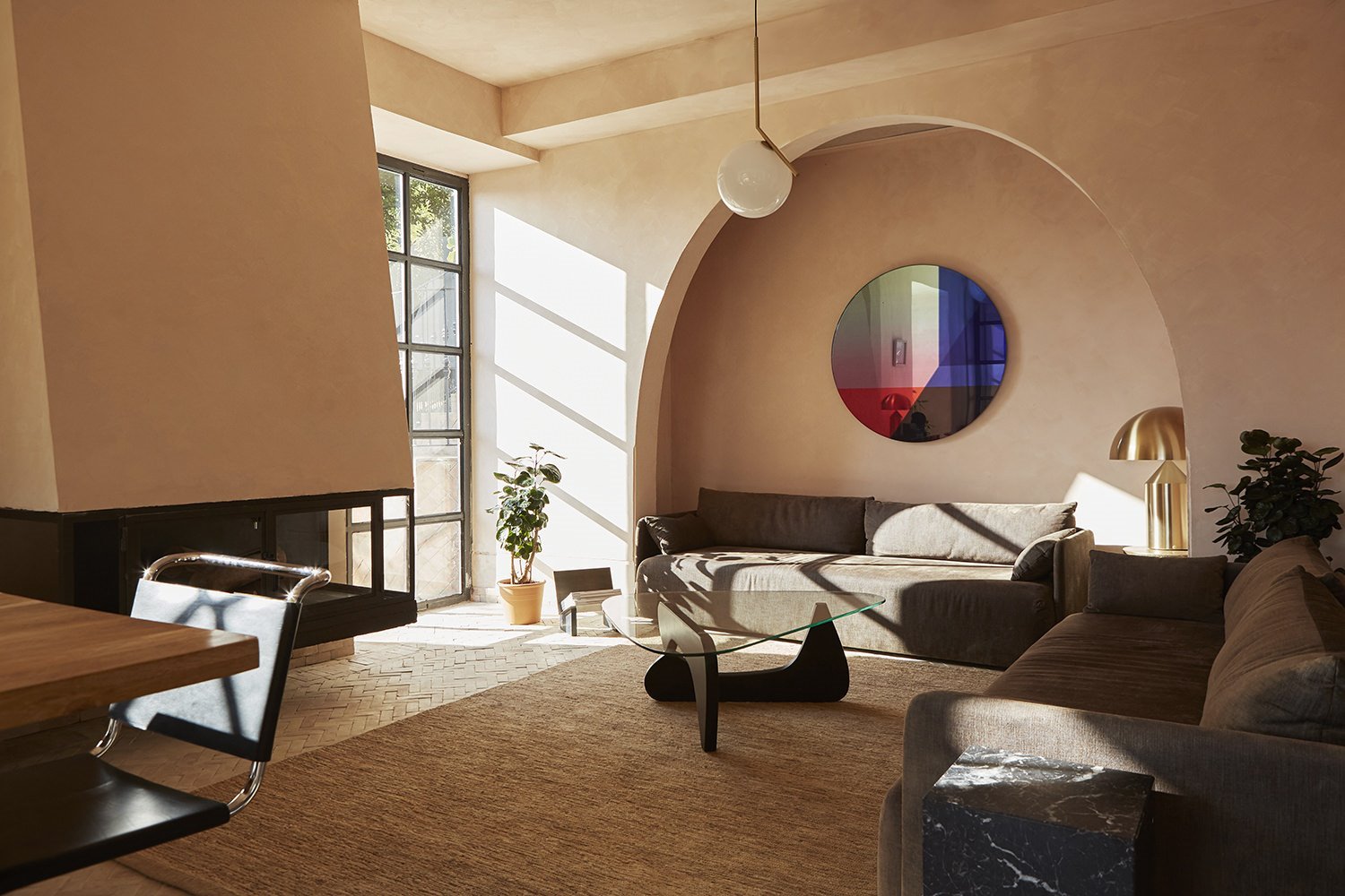 Salon del hotel Mendi Arga en San Sebastian con arco y ventana