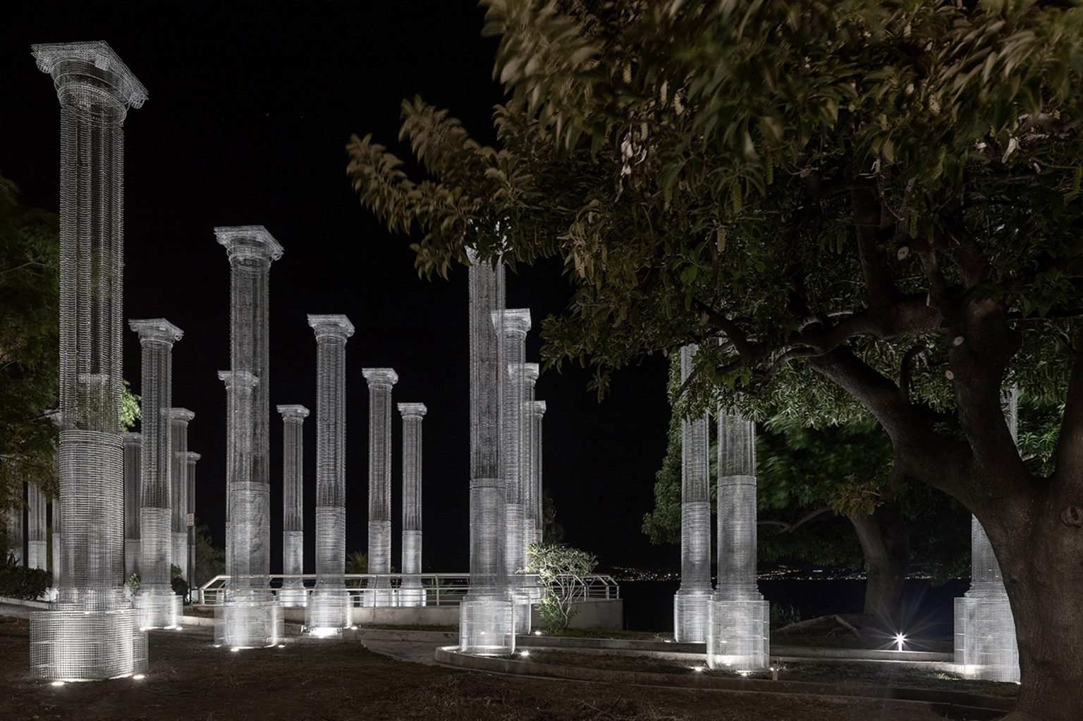 Vista de noche Columnas metalicas por Edoardo Tresoldi en la ciudad siciliana de Reggio Calabria