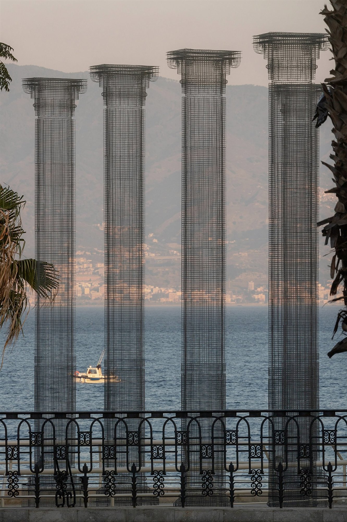 vista del mar con Columnas metalicas por Edoardo Tresoldi en la ciudad siciliana de Reggio Calabria