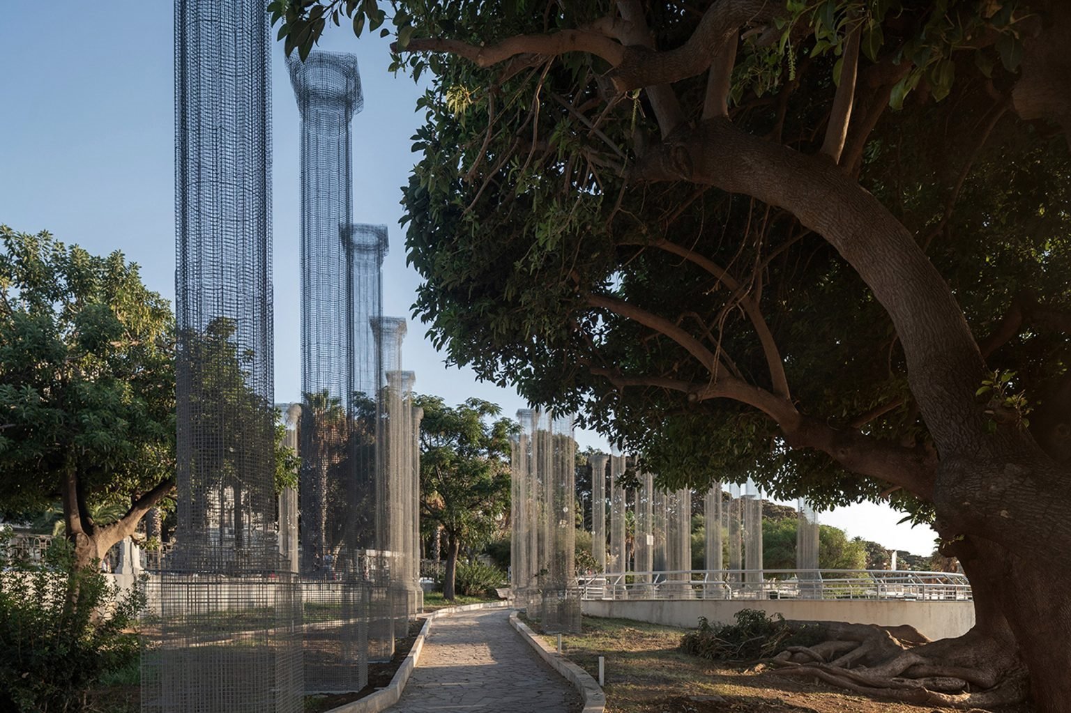Vista del paseo con Columnas metalicas por Edoardo Tresoldi en la ciudad siciliana de Reggio Calabria 