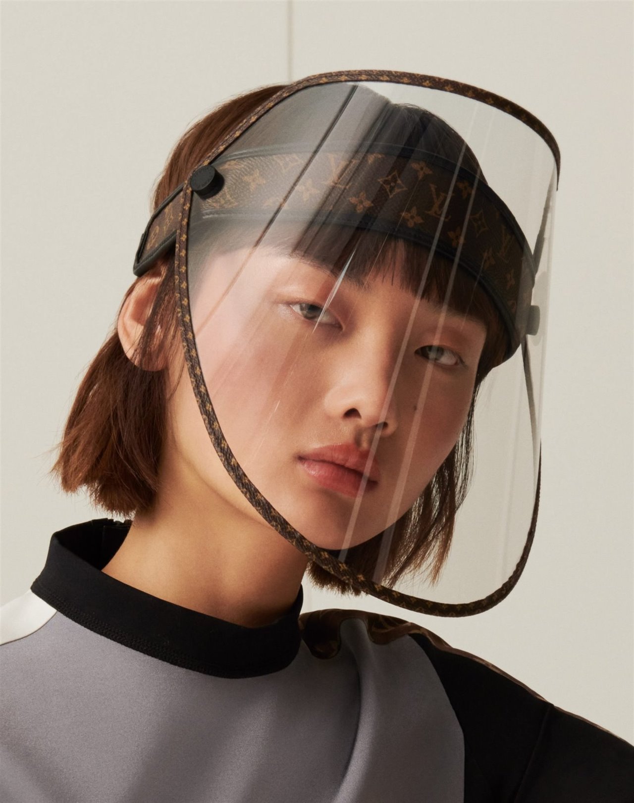 Louis Vuitton crea un protector facial que también se puede utilizar como visera para el sol.