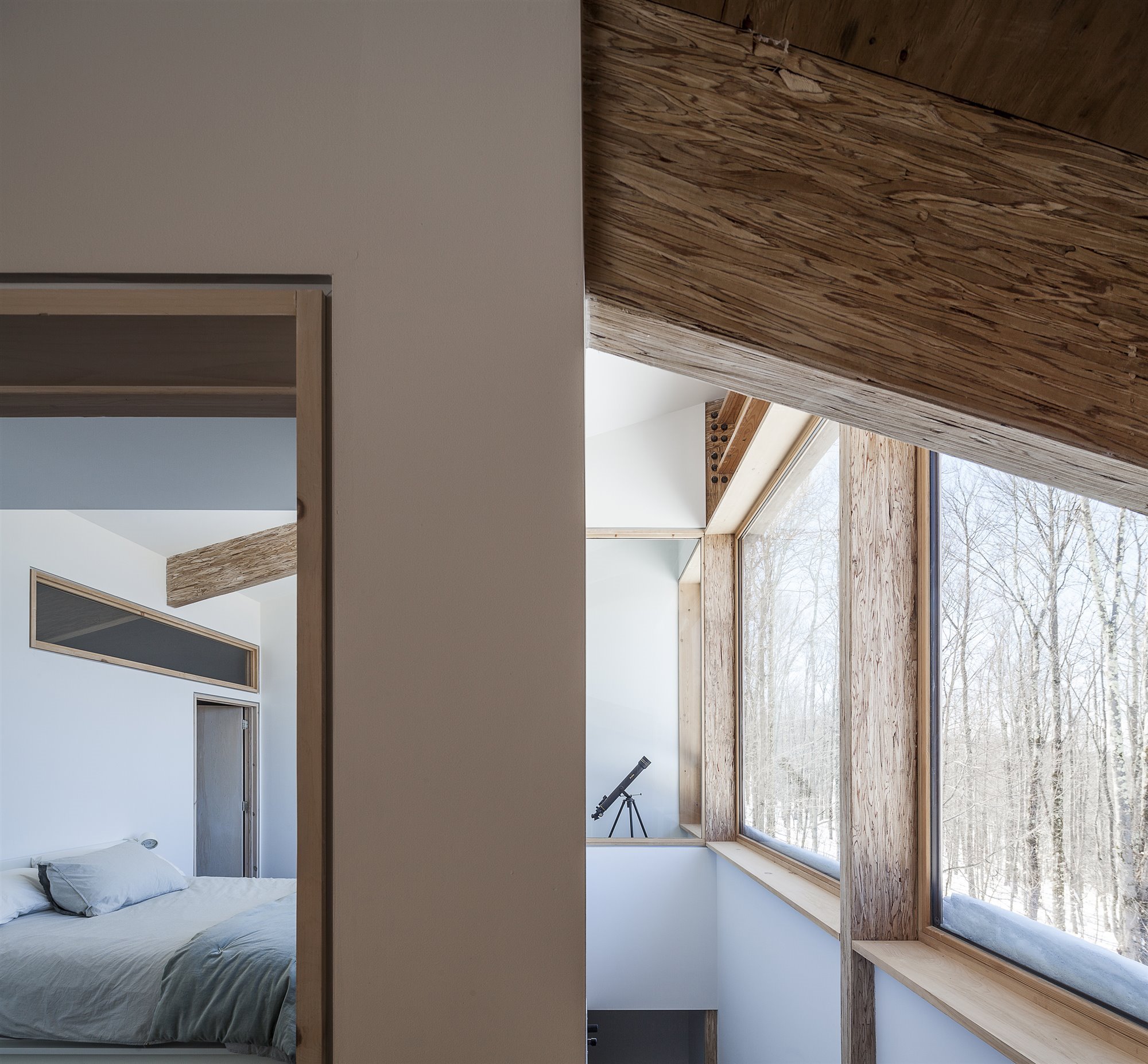 Casa en los catskills de nueva york dormitorio con ventanas al bosque