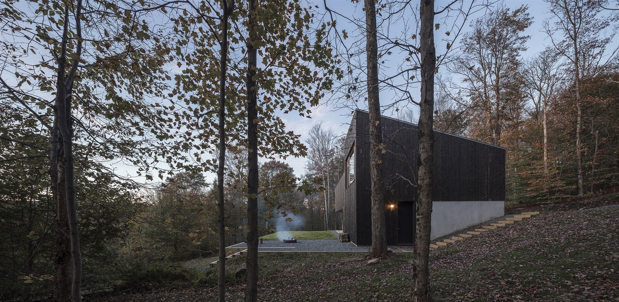 Casa moderna en los catskills de nueva york fachada en mitad del bosque