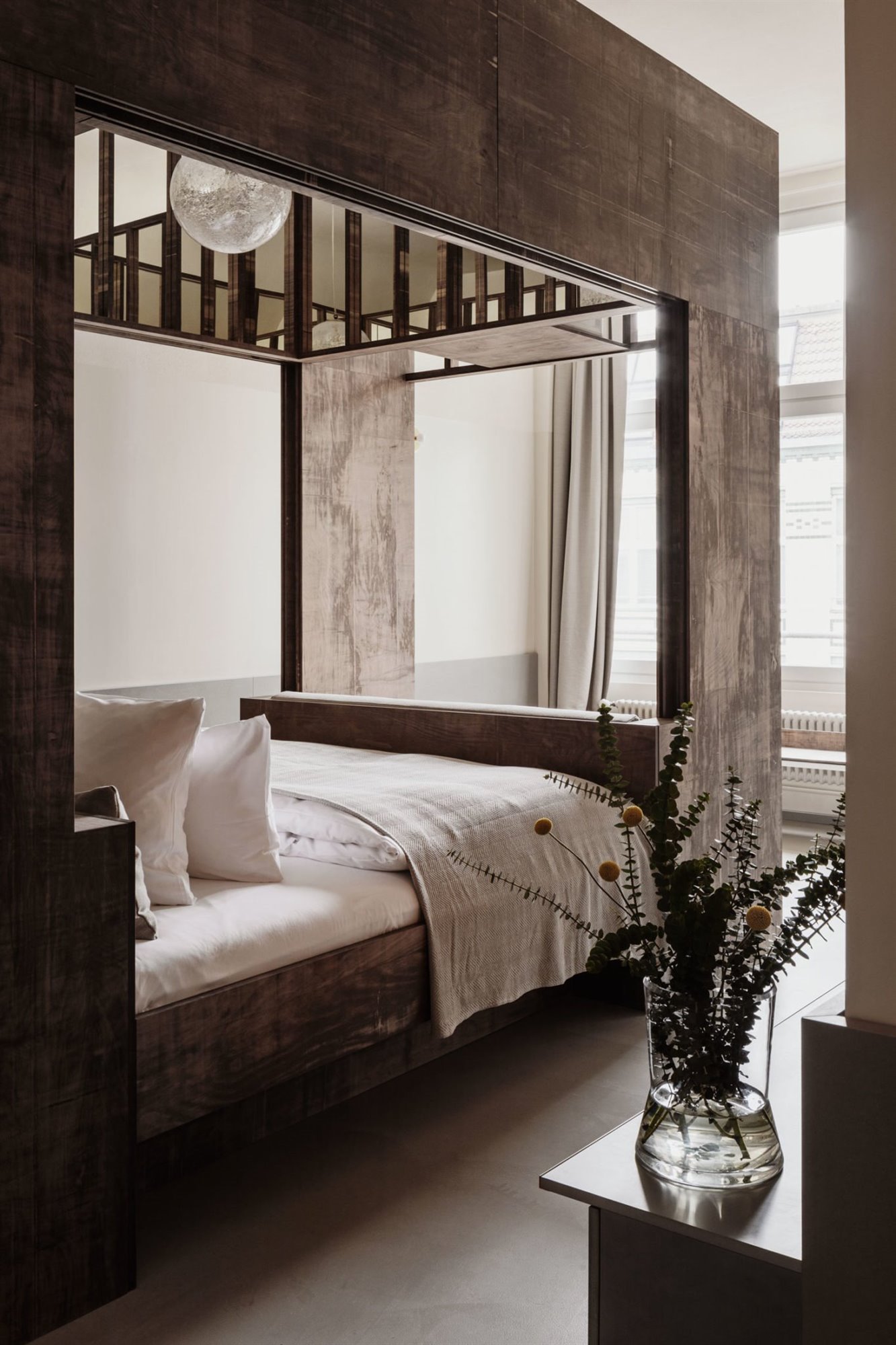Jonathan-Tuckey-Design-Michelberger-Hotel-Berlin-Habitacion-Cama-Jarron. Esta tiene un aspecto áspero y ligeramente desgastado y aporta una sensación de calidez. Se han diseñado una serie de piezas de mobiliario que incluyen escritorios, camas y bancos. 