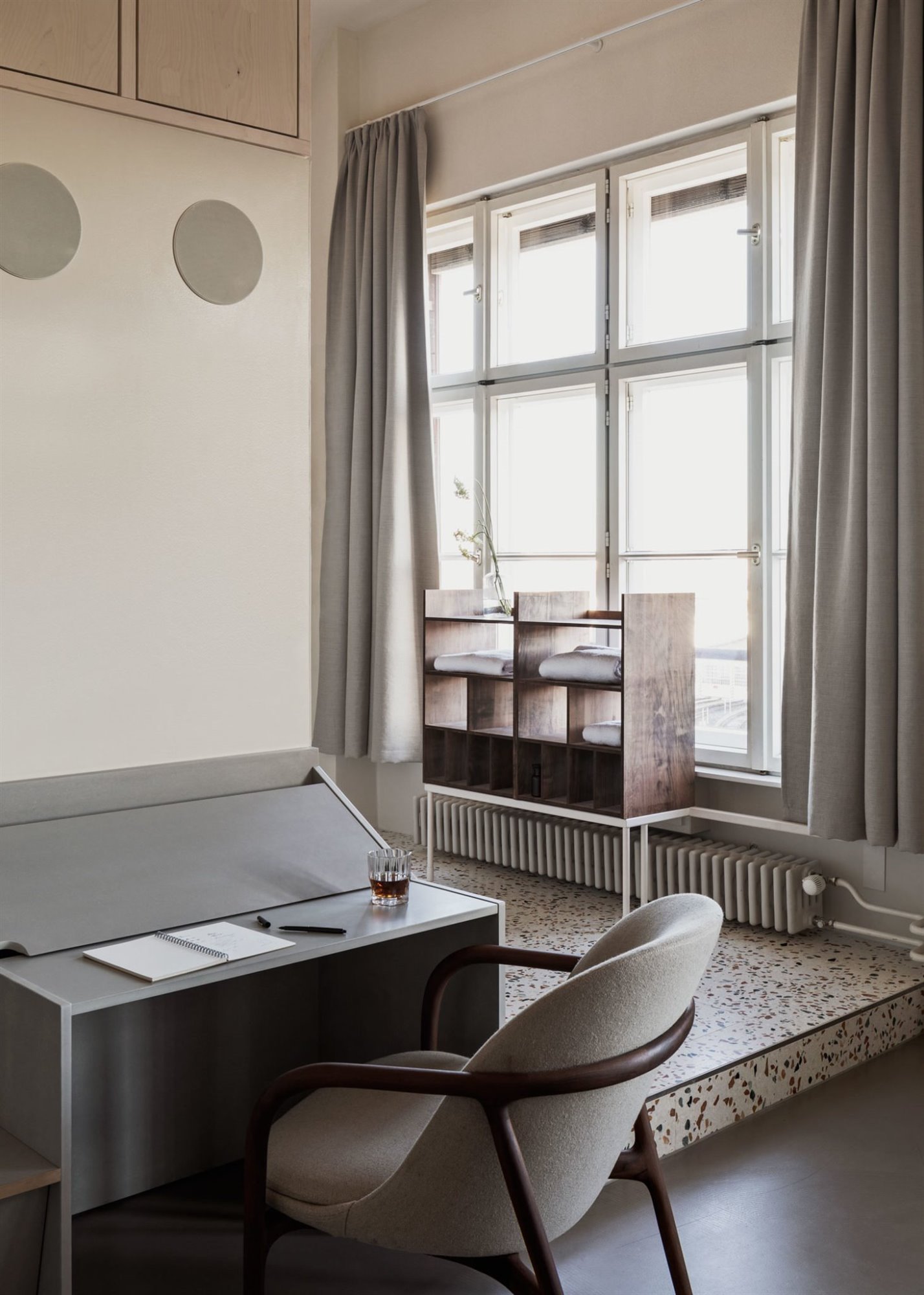 Jonathan-Tuckey-Design-Michelberger-Hotel-Berlin-Habitacion-Escritorio-Cortinas