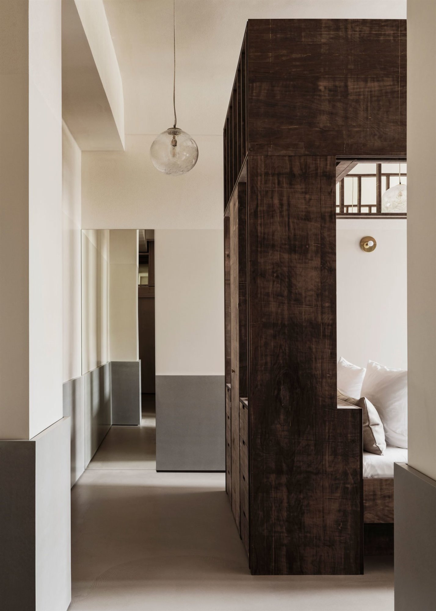 Jonathan-Tuckey-Design-Michelberger-Hotel-Berlin-Habitacion-Madera. Para los marcos de las camas, las estanterías y las mesas laterales se utilizó madera contrachapada de Panerholz en color claro.