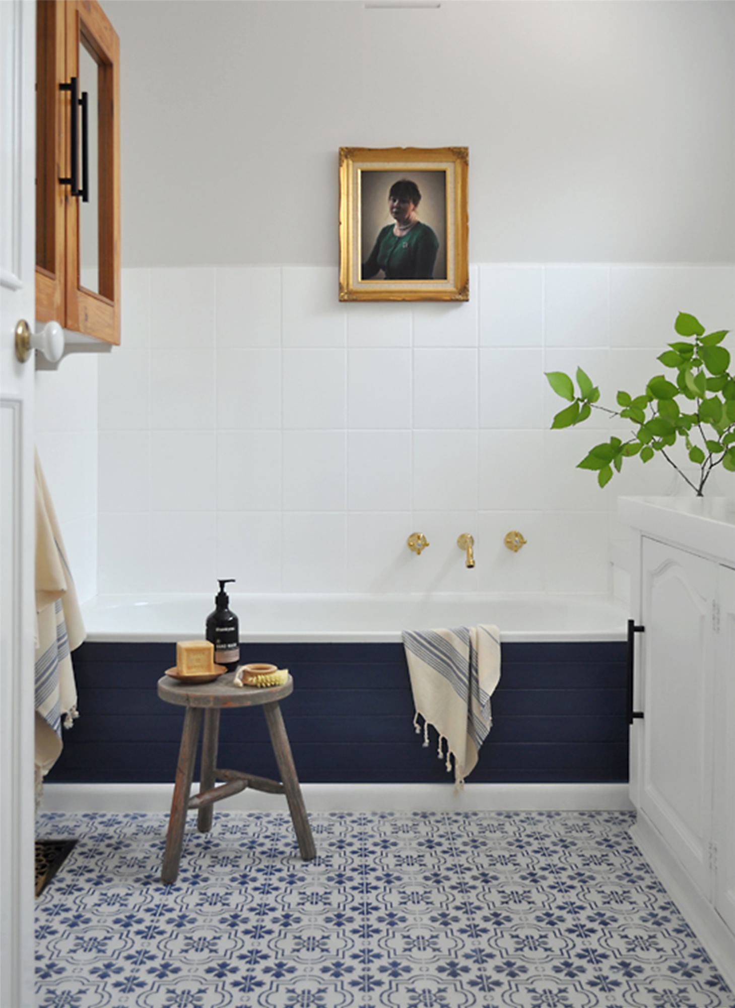Baño con baldosas de pared pintadas bañera de color azul