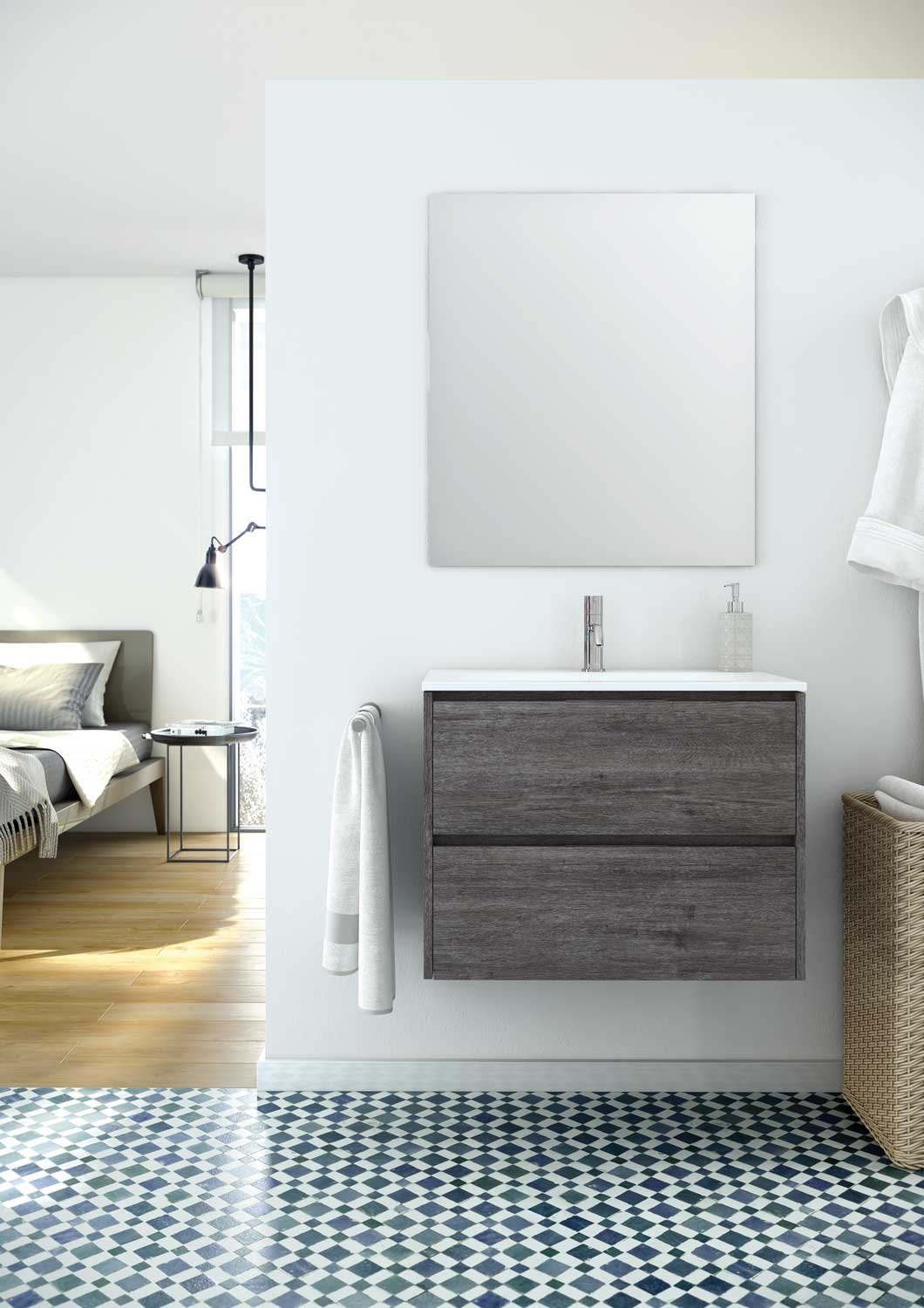 Baño con espejo cuadrado