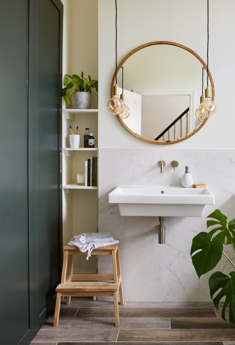 Baño con espejo redondo