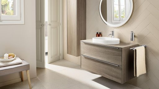 Baño con mueble de madera de Roca