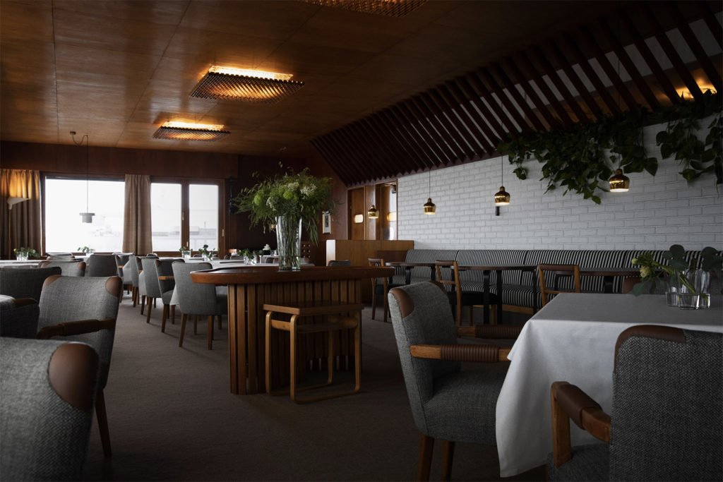 Savoy-restaurante-interiores-Helsinki-Ilse-Crawford-Vista general.  En definitiva, el diseño se modificó para que refleje las proporciones originales del lugar, como se ve en fotografías antiguas y dibujos de Aalto.