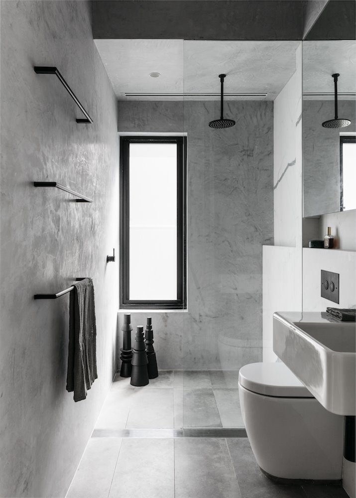 Baño de color gris con mampara de ducha