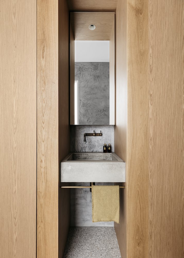 Baño en la pared de padera pica de granito