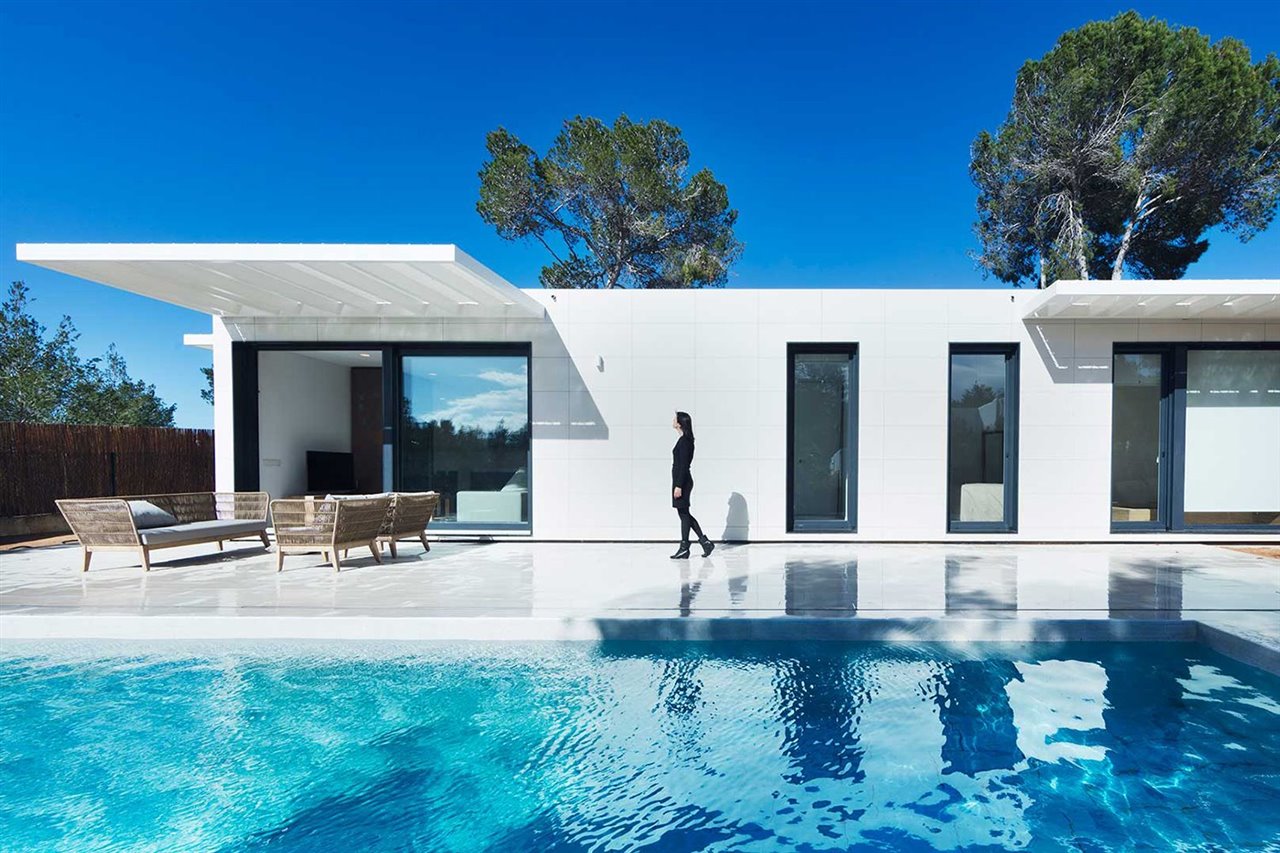 Cada vivienda InHAUS es personalizable y exclusiva en cuanto a los materiales de acabados, suelos, pintura, alicatados, etcétera. Modelo Manacor en Ibiza.