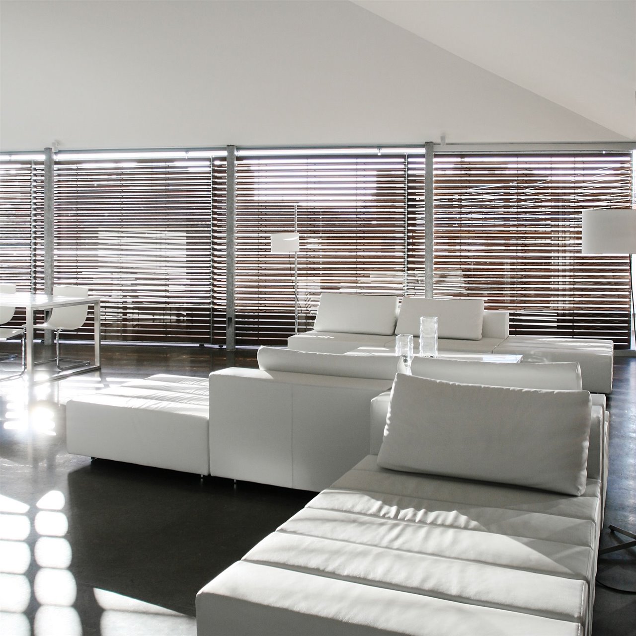 Los interiores de su casa estudio en el barrio del Carmen de Valencia destacan por la esencialidad decorativa, pocas piezas pero bien seleccionadas son suficientes para él.