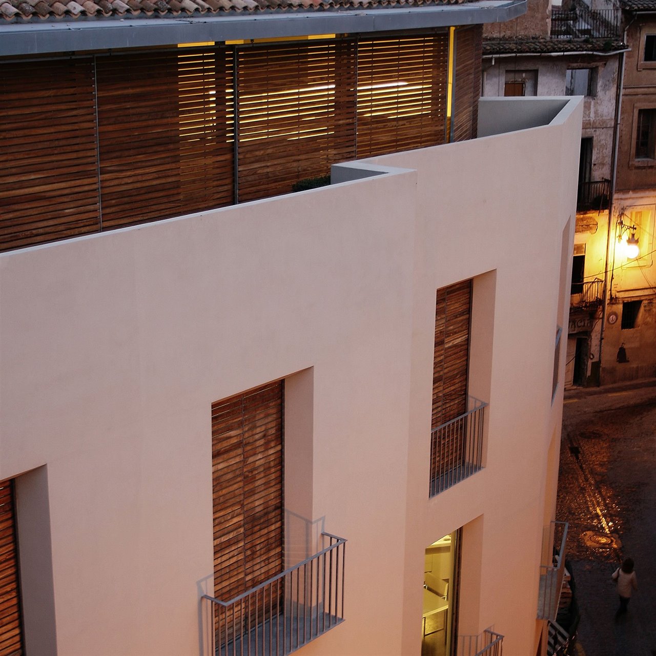 Esta es la casa-estudio de Esteve: "Siempre he necesitado vivir en un entorno acogedor y con el que me sintiese identificado, fueran las que fueran las posibilidades. Con cuatro muebles y una iluminación buena se puede conseguir".