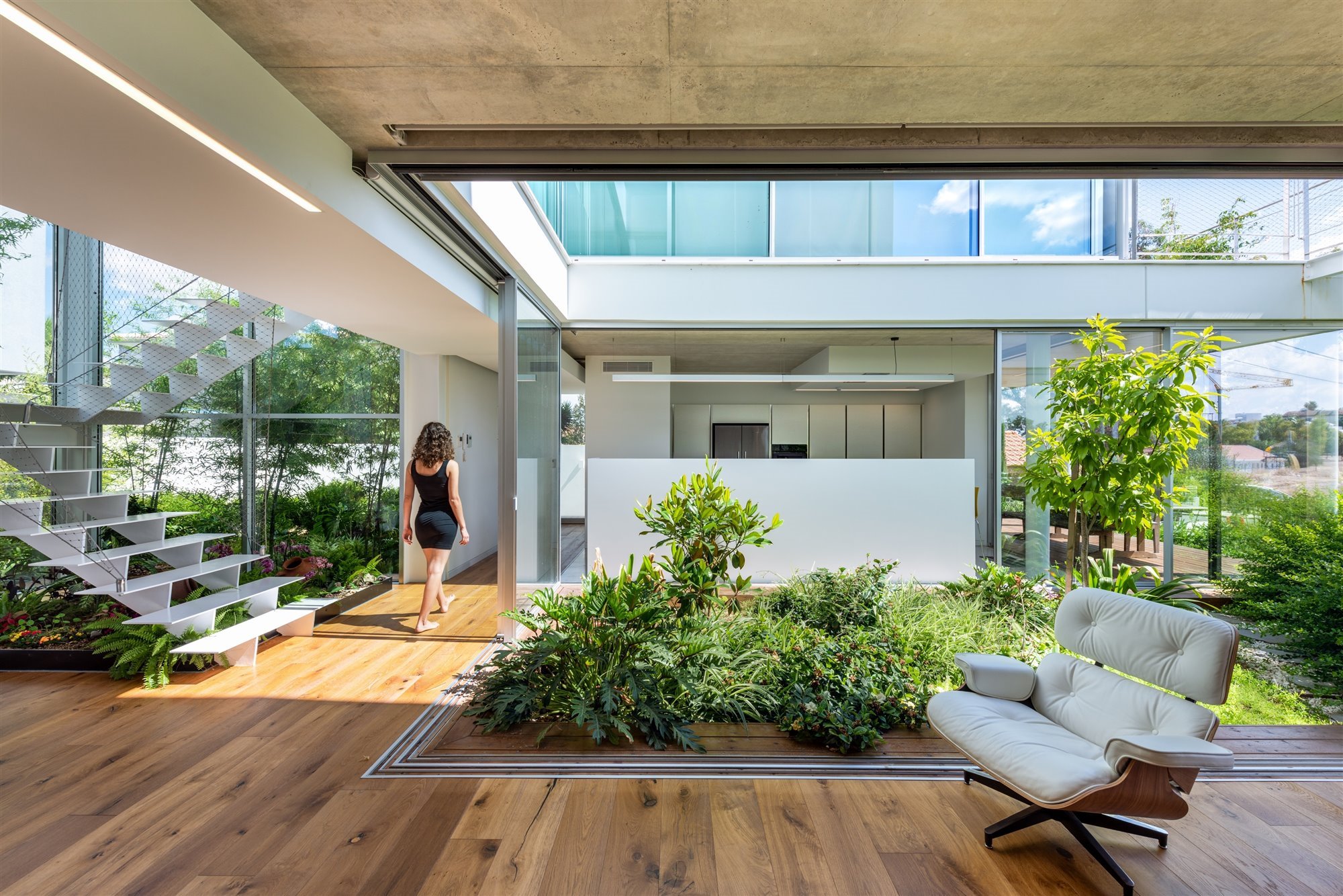 Casa moderna con patio interior
