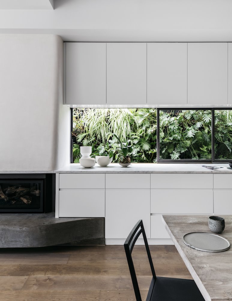 Cocina comedor con chimenea en la pared