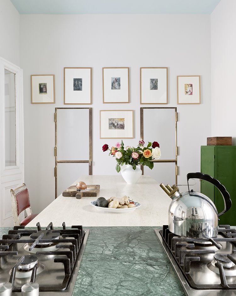 Cocina con encimera de color verde marmol