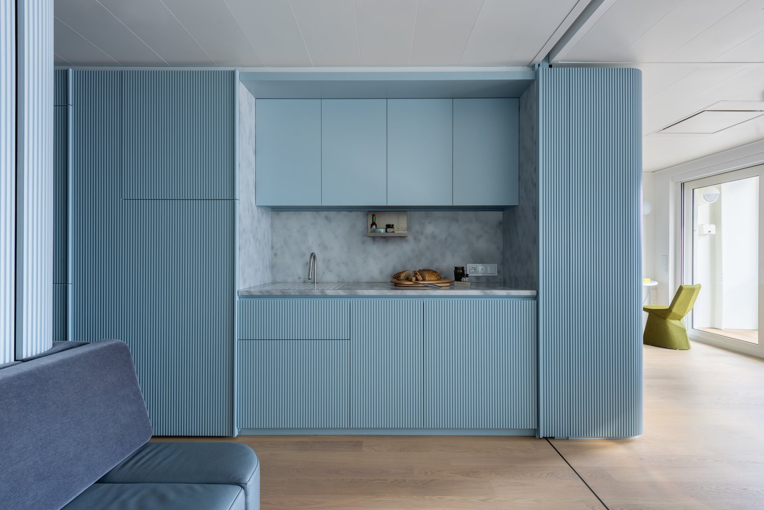 Cocina con muebles de color azul