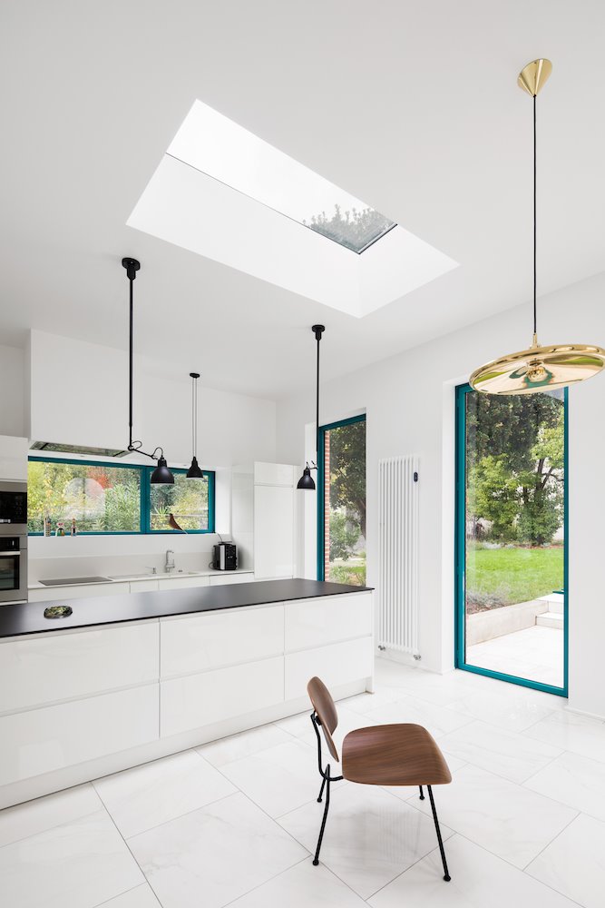 Cocina con muebles de color blanco