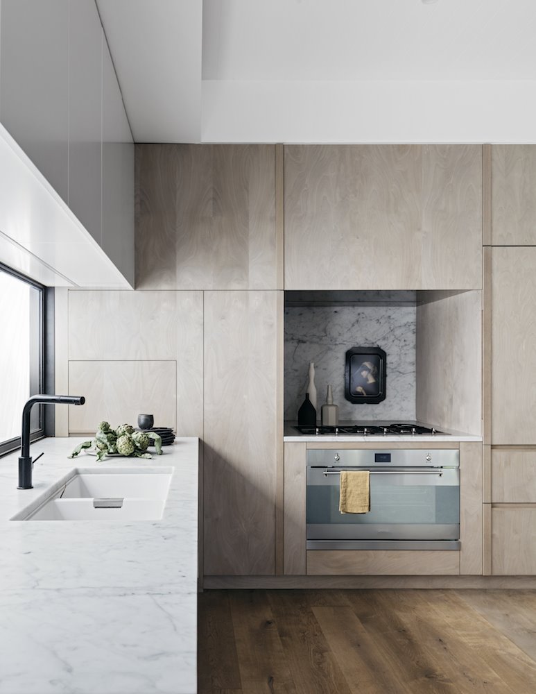 Cocina con muebles de madera y encimera de piedra natural en color gris