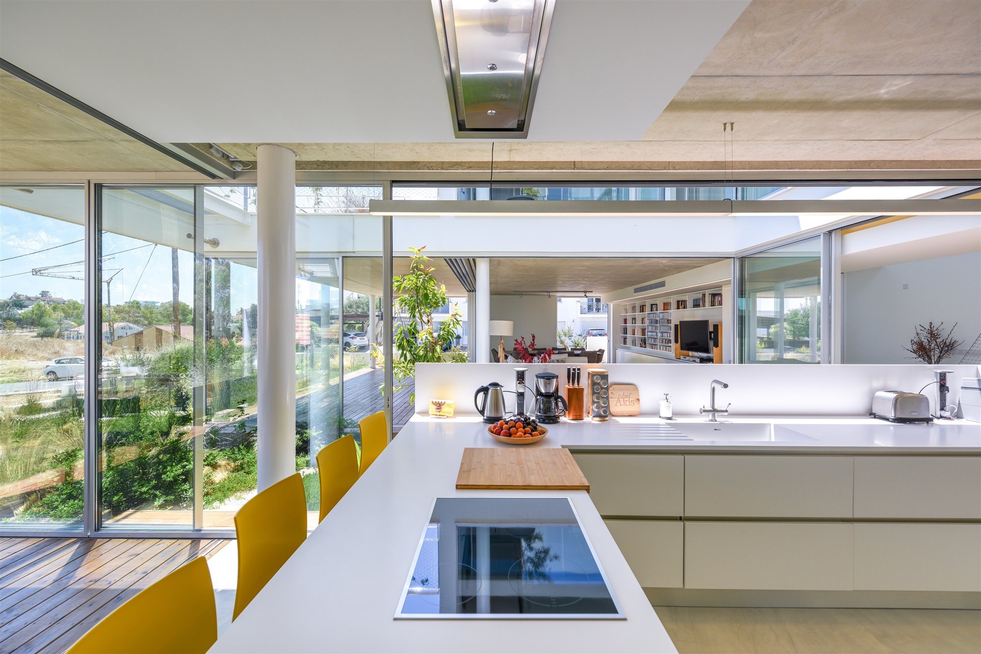 Cocina con sillas de color amarillo abierta al exterior