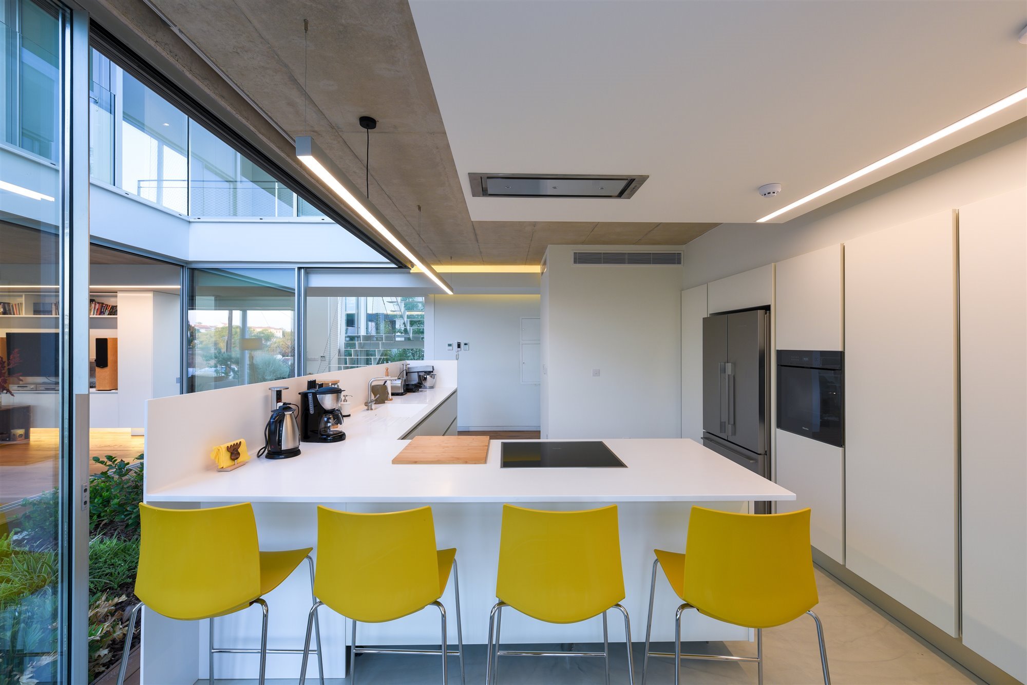 Cocina office con silas de color amarillo