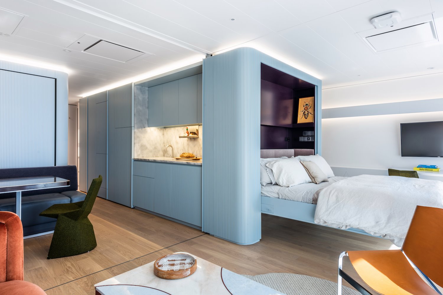 Cocina y cama plegable con muebles de color azul